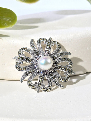 Серебряная брошь ALEXANDRE VASSILIEV с марказитами Swarovski, фианитами и жемчугом