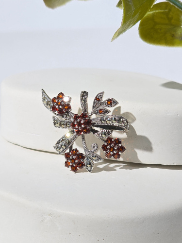 Серебряная брошь ALEXANDRE VASSILIEV с марказитами Swarovski и гранатами
