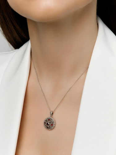 Кулон на цепи ALEXANDRE VASSILIEV с гранатами и марказитами Swarovski