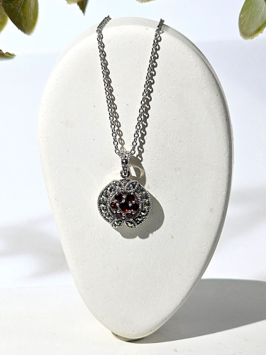 Кулон на цепи ALEXANDRE VASSILIEV с гранатами и марказитами Swarovski