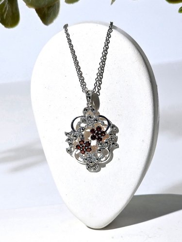 Кулон на цепи ALEXANDRE VASSILIEV с гранатами и марказитами Swarovski