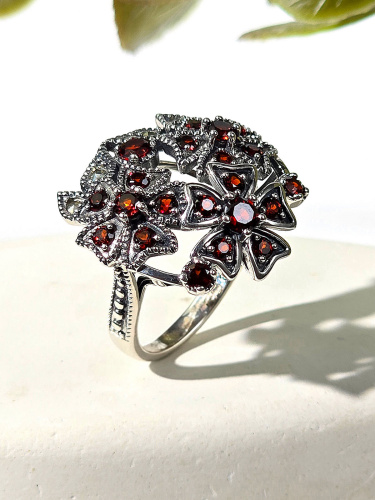 Серебряное кольцо ALEXANDRE VASSILIEV с гранатом и марказитами Swarovski