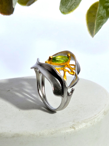 Серебряное кольцо с хризолитом
